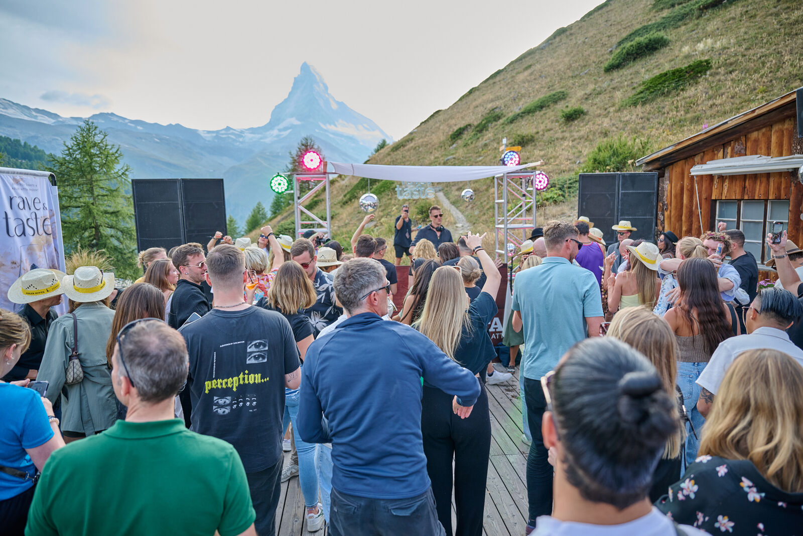 Gäste feiern bei Rave & Taste in Zermatt