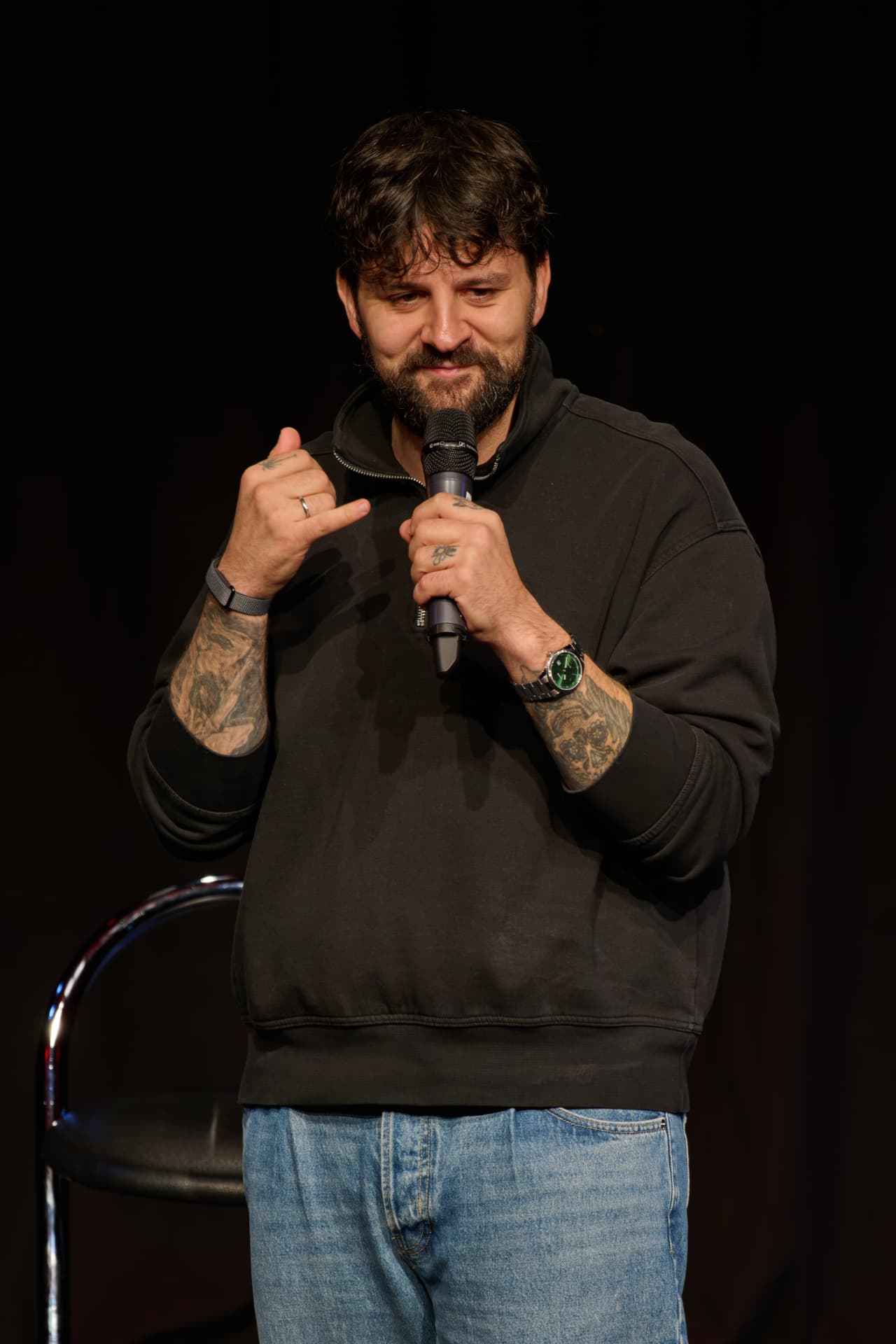 Comedian bei seinem Set in der Comedy X Show No Taboo