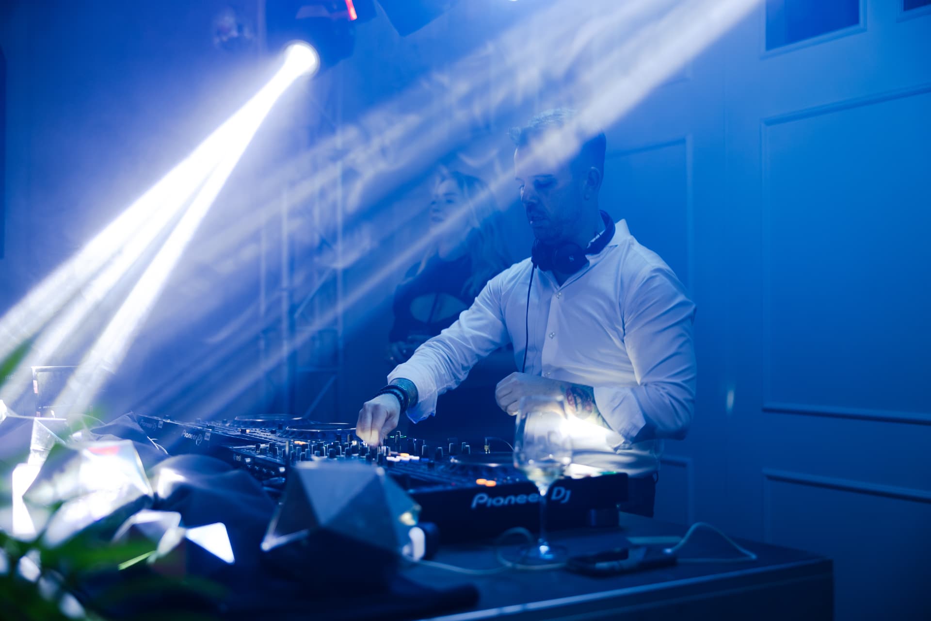 DJ am Mischpult im Licht der Rave & Taste Bühne