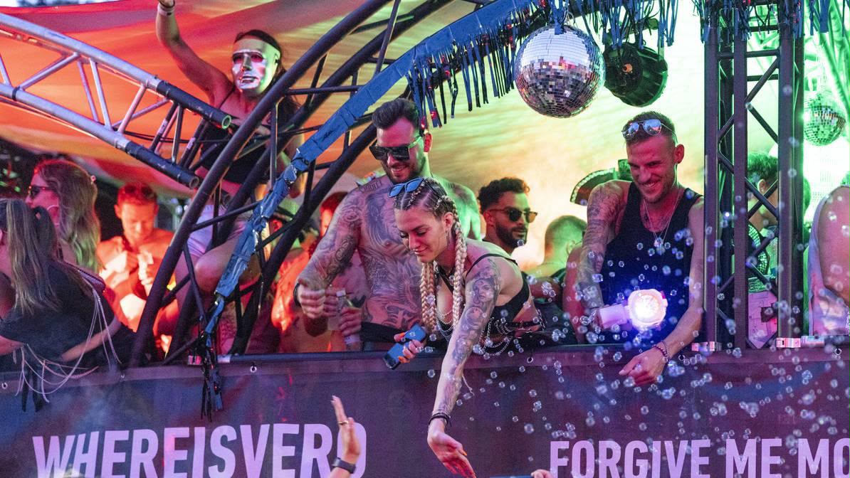 Gäste mit Seifenblasen und Discokugel auf dem Love Mobile an der Street Parade