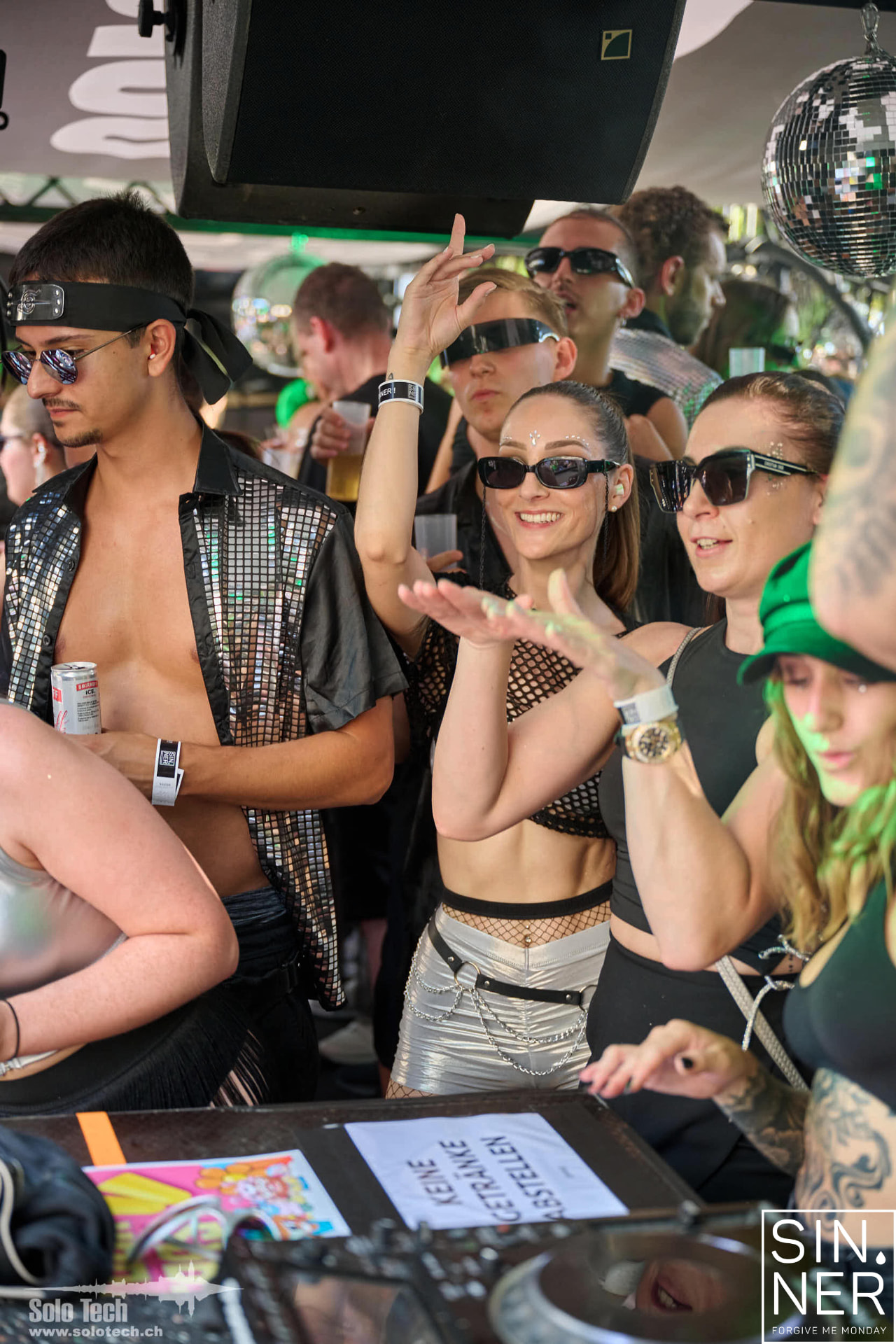 Gäste tanzen am DJ-Pult auf dem Love Mobile