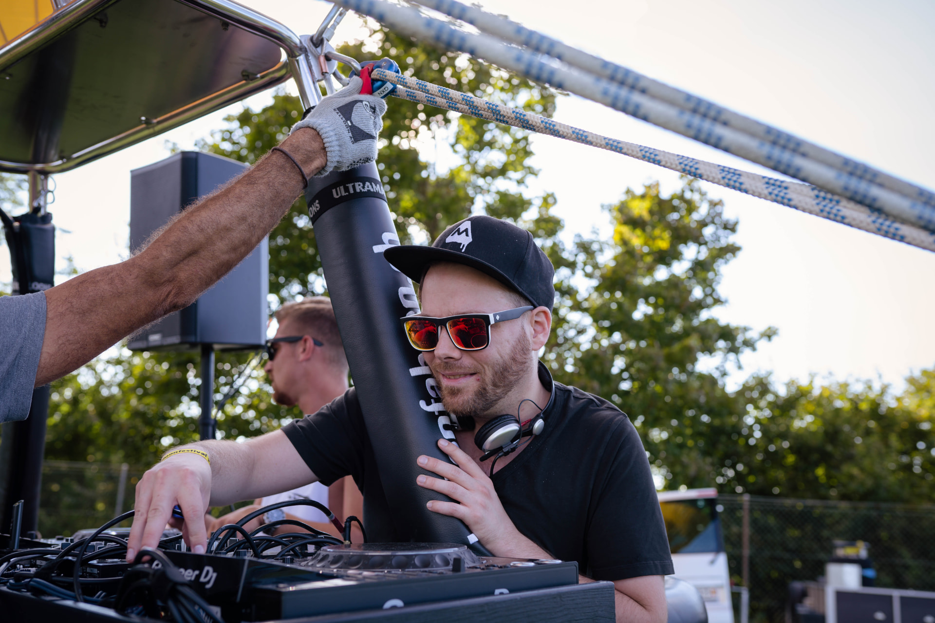DJ am Mischpult unter dem Ballonbrenner