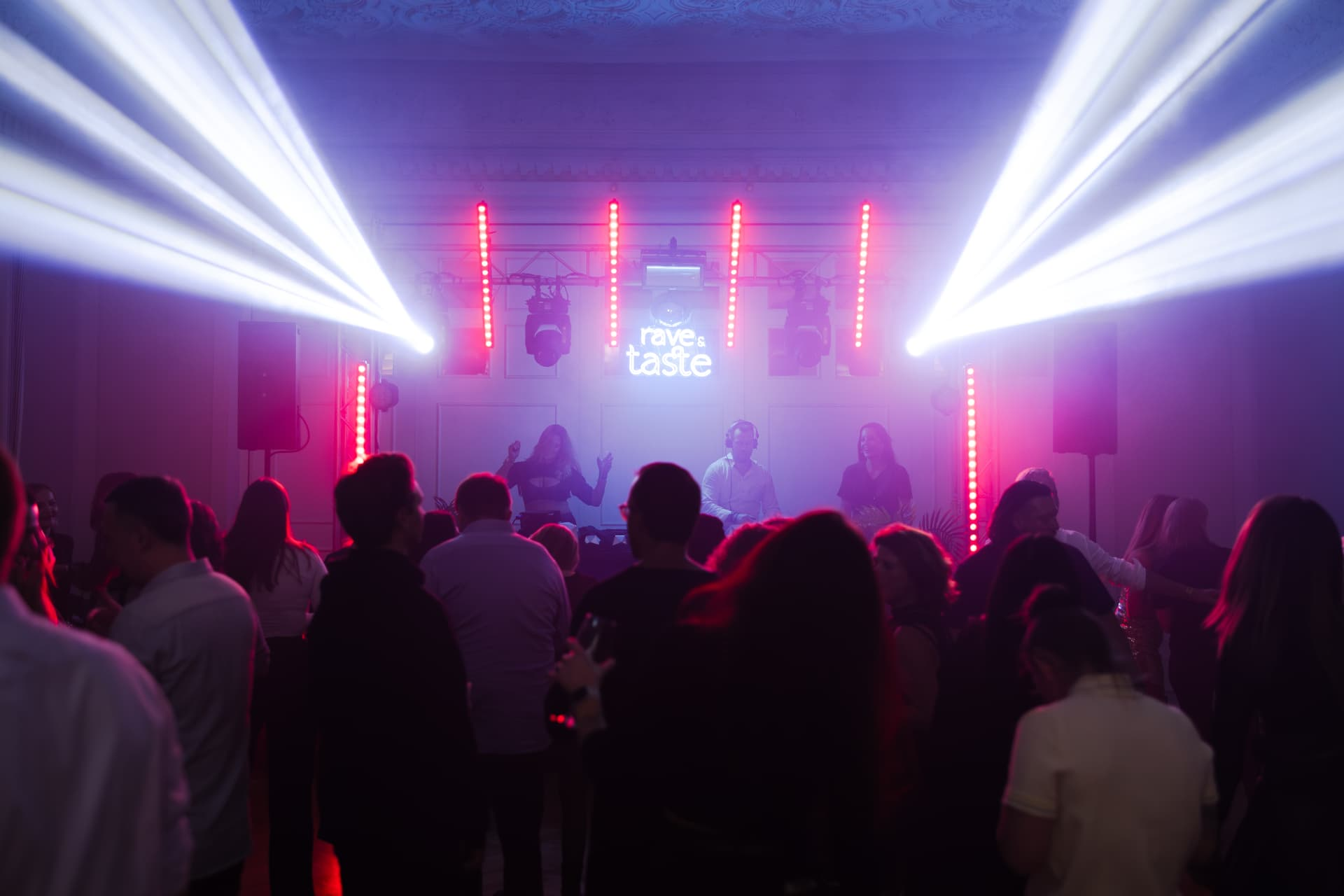 Rave & Taste Bühne mit Lichtshow und tanzenden Gästen