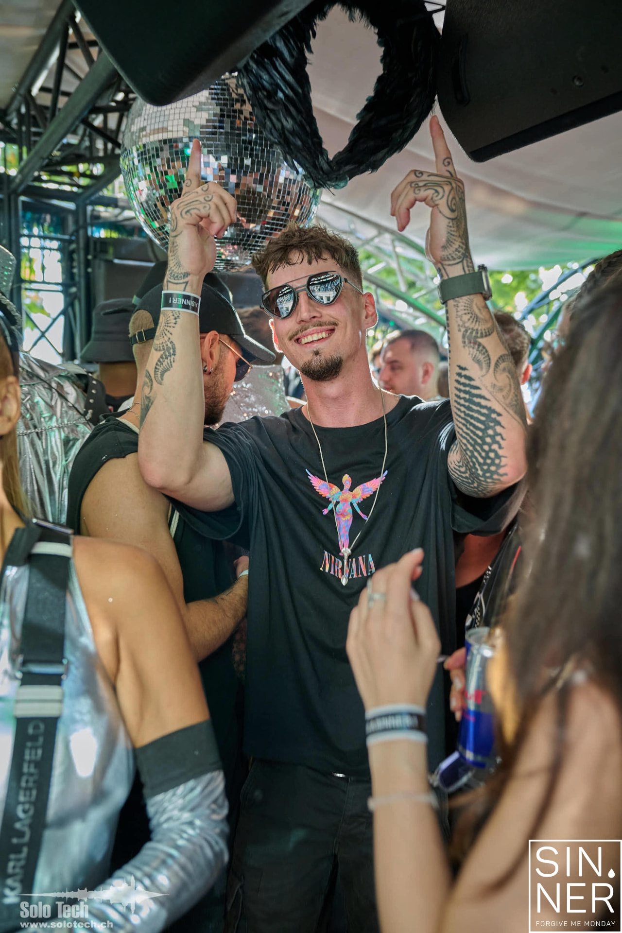 Gäste feiern mit Disco-Kugel auf dem Love Mobile